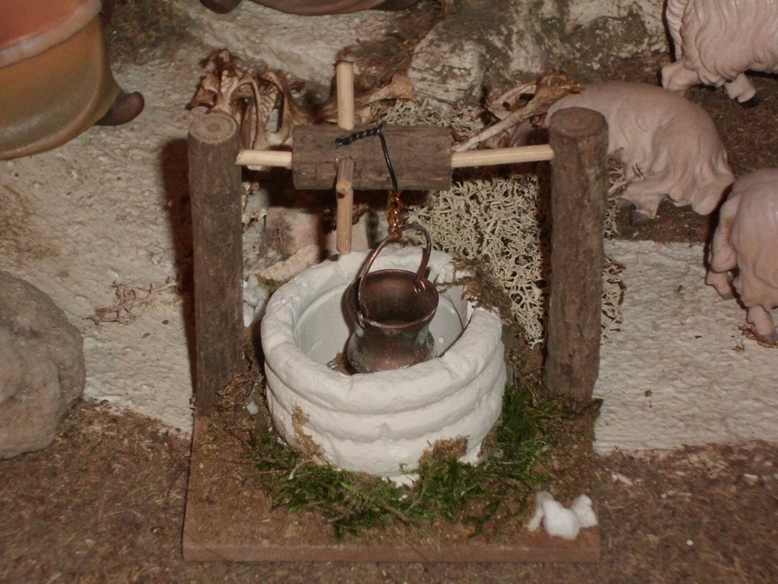 Krippenzubehör- Brunnen mit Kurbel gemauert und Kupfereimer -