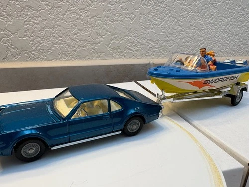 VINTAGE CORGI TOYS ORIGINAL OLDSMOBILE-GLASTRON SPEEDBOAT/TRAILER No.36 NO BOX