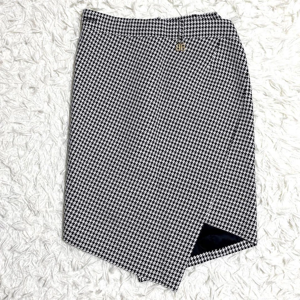 FALDA BALENCIAGA TRANSFORMADA USADA CON LOGO BB, HERRAJES DORADOS Y PATA DE GALLO Foto 2 de 4