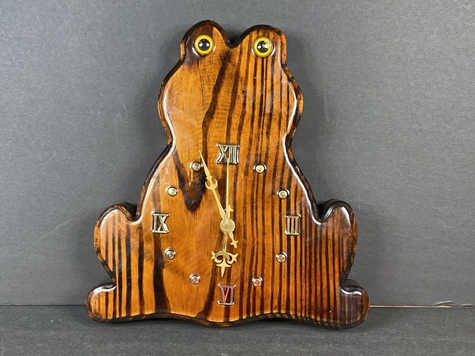Reloj de madera en forma de rana Foto 2 de 4