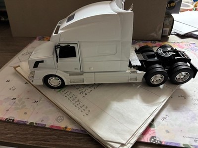 1/32 NEW RAY  NEW  WHITE  VOLVO VN-780  SEMI TRACTOR, NO PACKAGING # C 320