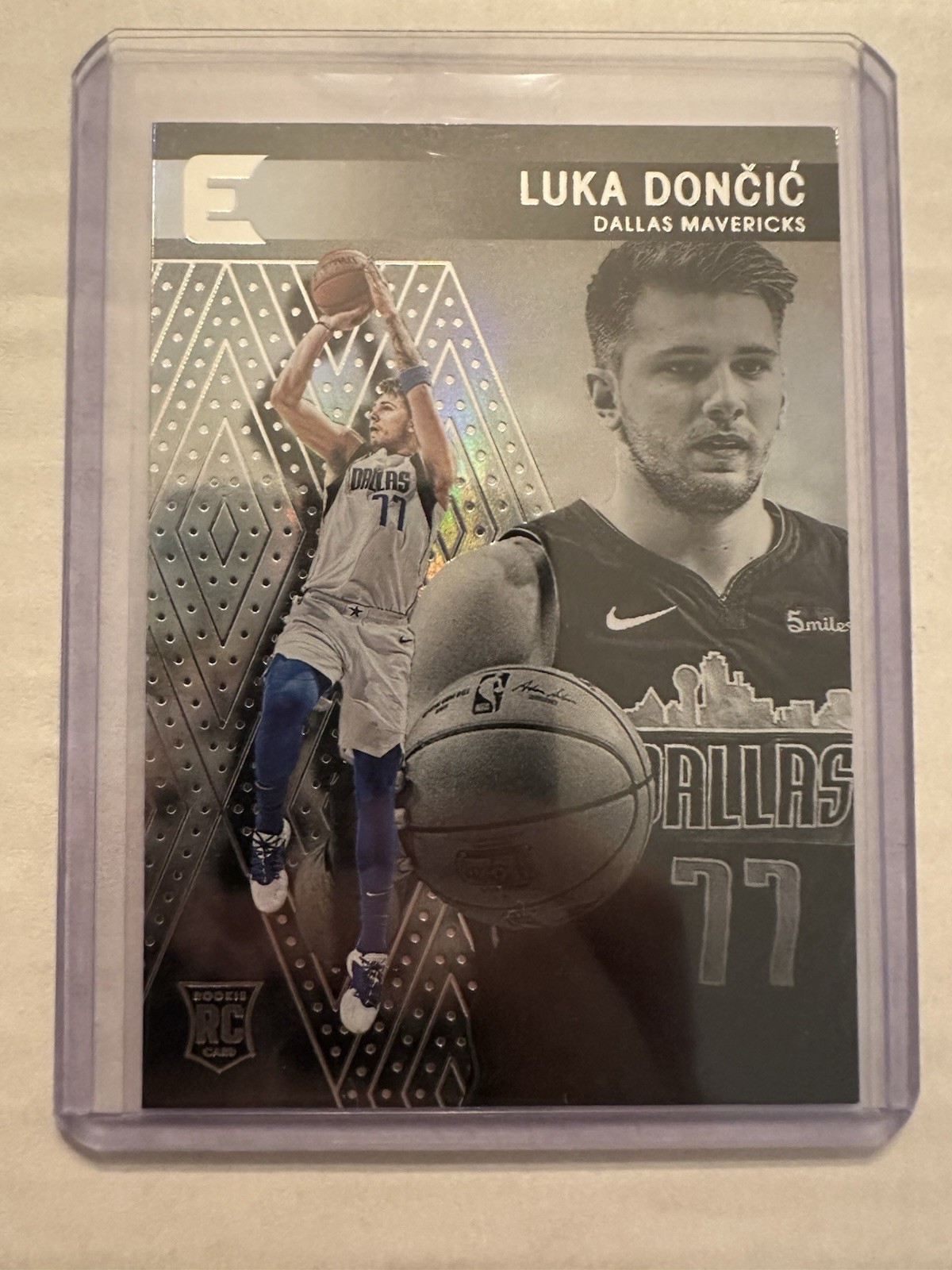 2018-19 Panini Chronicles Essentials LUKA DONCIC #214 Dallas RC Rookie
