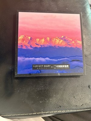 Perfect Diary x Chinese National Geography eyeshadow palette