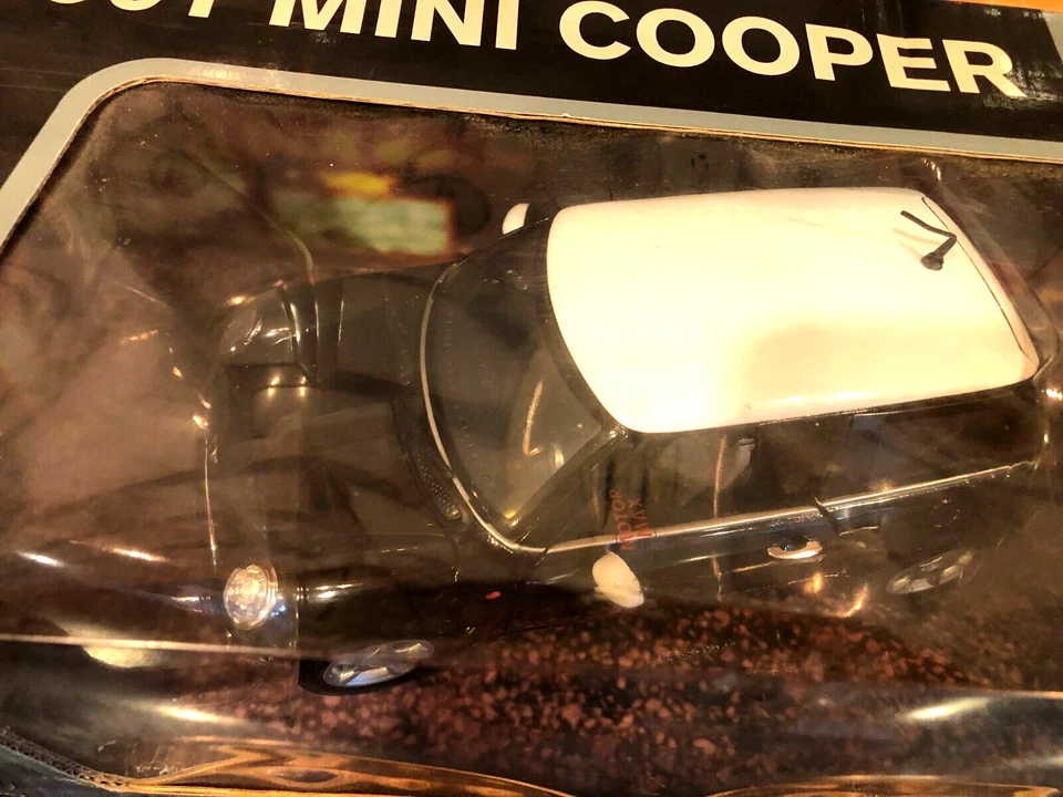 MOTOR MAX 2001 MINI COOPER DIE-CAST 1/18 SCALE N0. 73114 NIB - Image 2 of 4