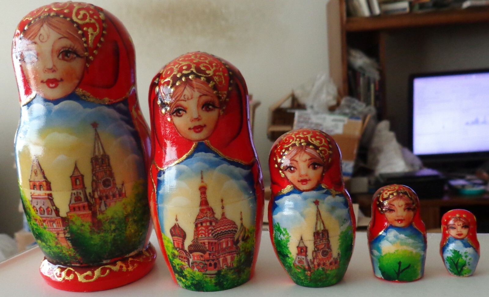 WOOD Hand painted  RUSSIAN NESTING DOLL 5 PCS   ''MOSCOW'' 12 SM
