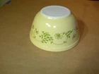 Pyrex bowl 402 1.5 L green flower pattern on peach