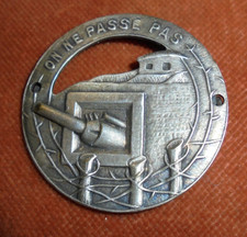 RARE Insigne LIGNE MAGINOT ... ON NE PAS PAS  WW2  (versions 3 piquets barbelés)
