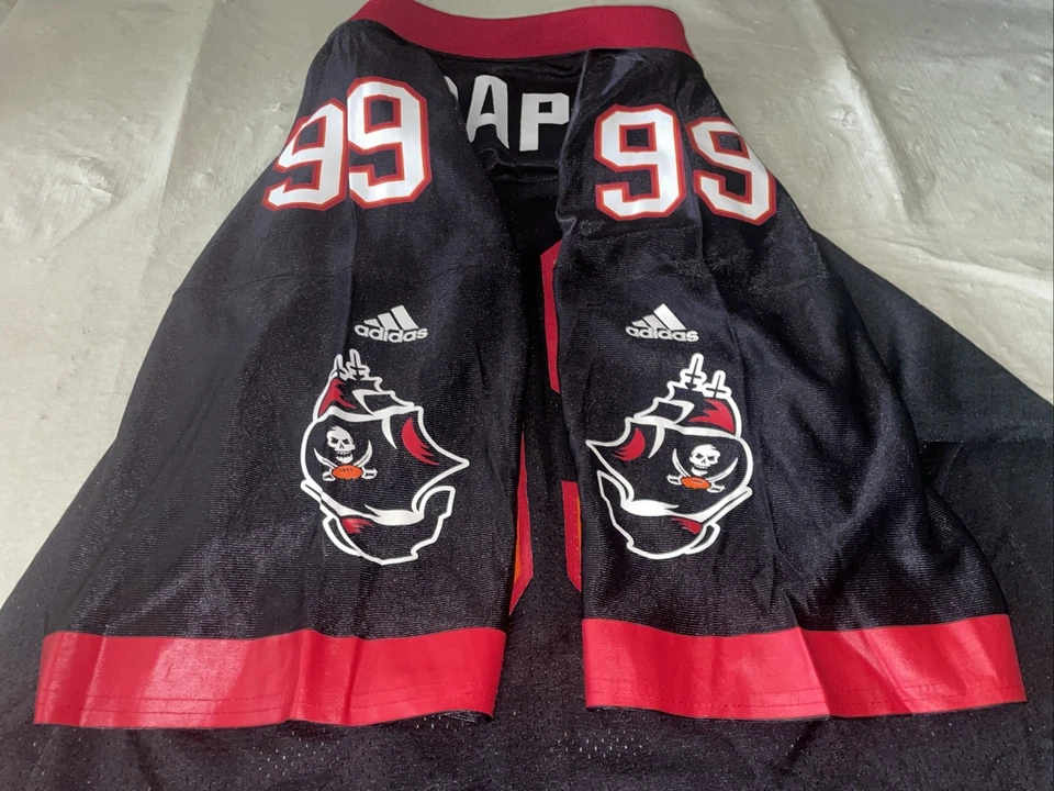 Camiseta Adidas preta Warren Sapp TAMPA BAY BUCCANEERS limpa masculina GG vintage anos 90 - Imagem 4 de 4