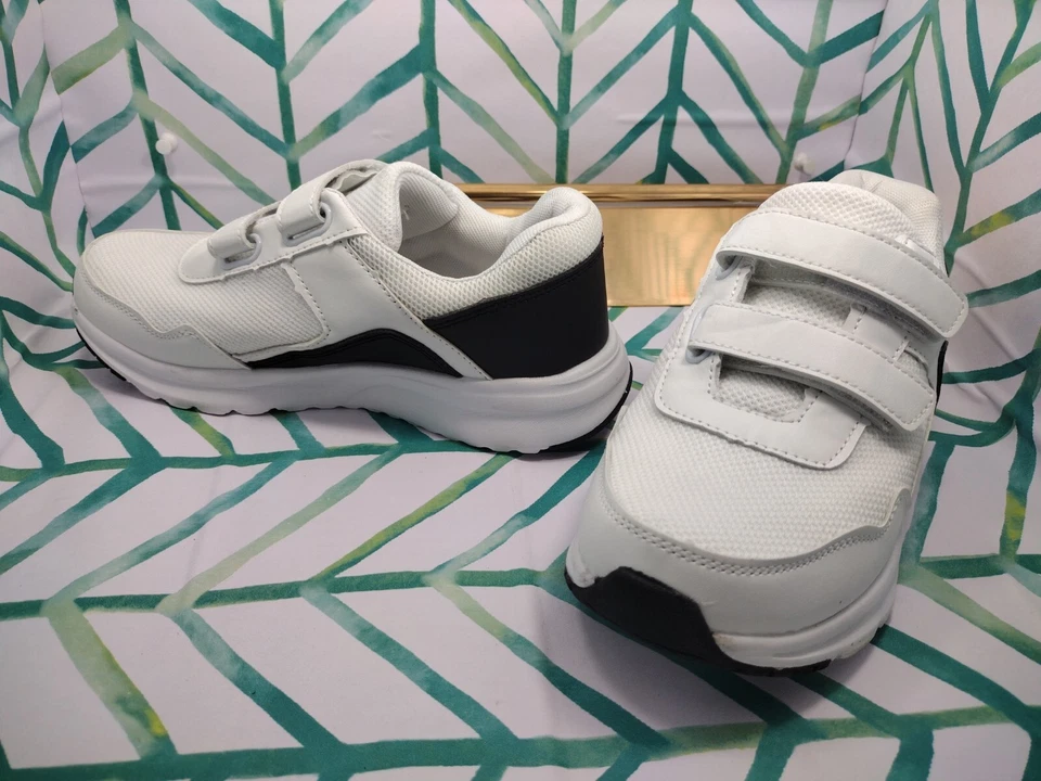 Zapatillas deportivas blancas y negras sin marca para niñas/niños talla US 7 Foto 2 de 4