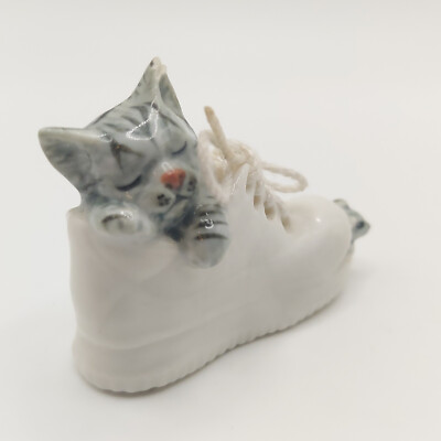 Graues Kätzchen/Katze schläft in einem weißen Schuh Keramik Ornament *A