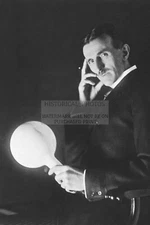 NIKOLA TESLA HOLDING TESLA POWERED LAMP INVENTER, ENGINEER, FUTURIST 4X6 PHOTO
