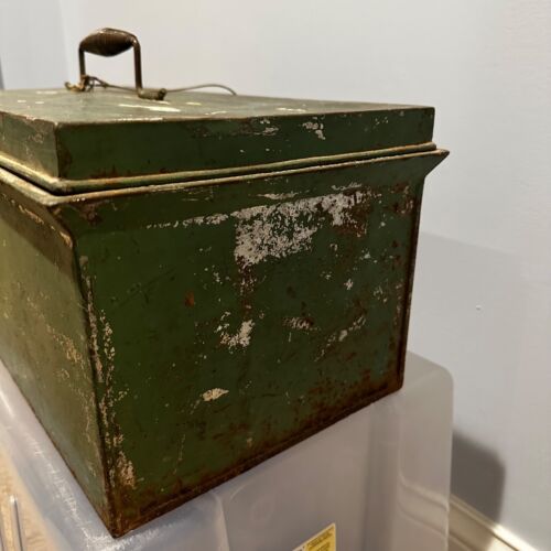 Vintage Green Metal Storage Tool Tackle Fishing Box w tray & lock loop Rustic XL - Picture 3 of 21