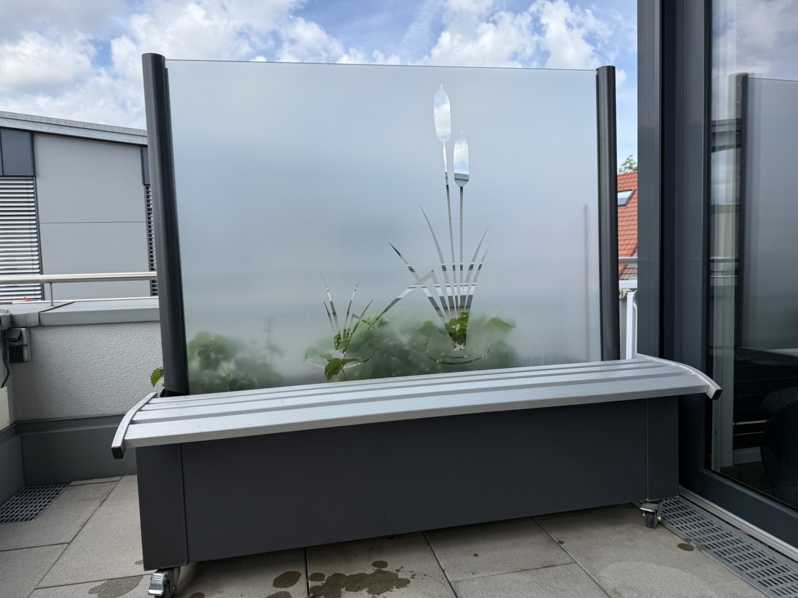 Flowerline Windschutzsystem mit vormontiertem Pflanzenkasten und Bank klappbar