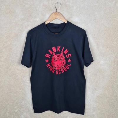 Nike X Stranger Things Hawkins High School T-Shirt Herren Small Schwarz Print Z651