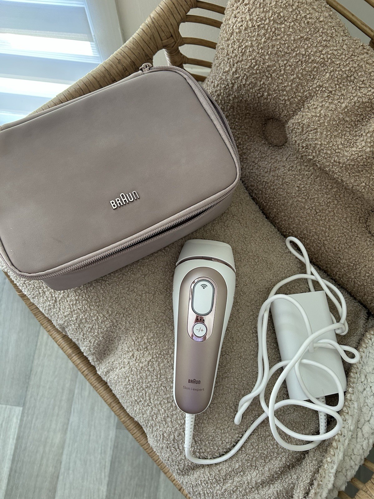 Éliminer les poils sans douleur avec l'épilateur lumière pulsée Braun Skin i expert autonome