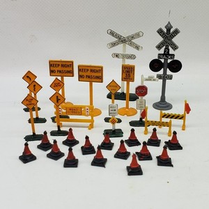 LOT OF VINTAGE 50's PLASTIC ROAD SIGNS CONSTRUCTION CAUTION DIORAMA TRAIN RAILRO