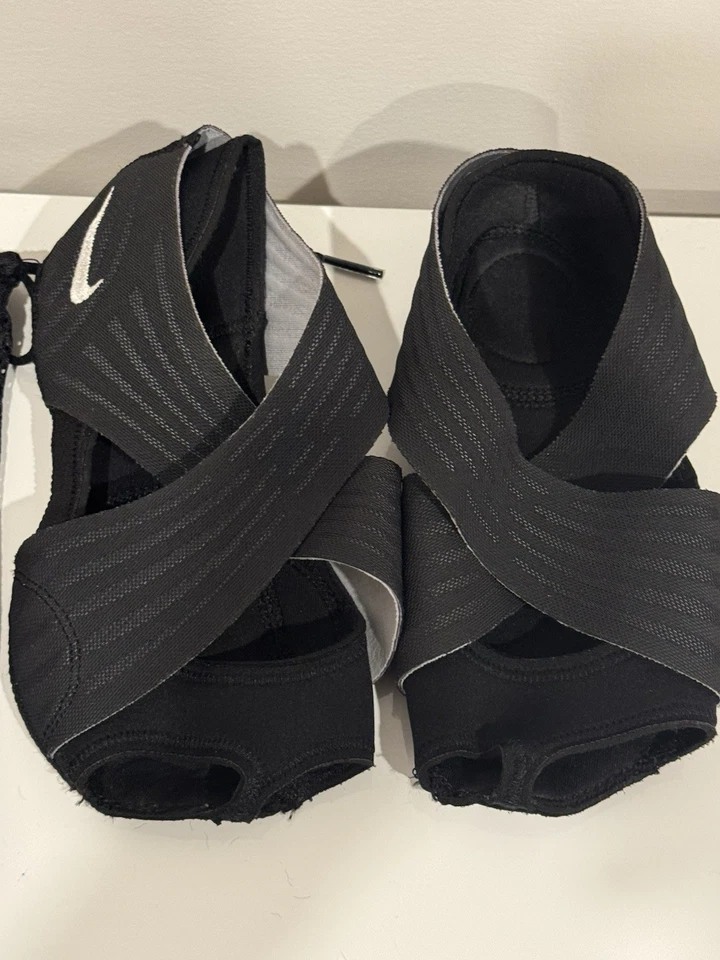 Nike Studio Wrap Shoes Size Large with Draw String Bag - Image 2 of 4