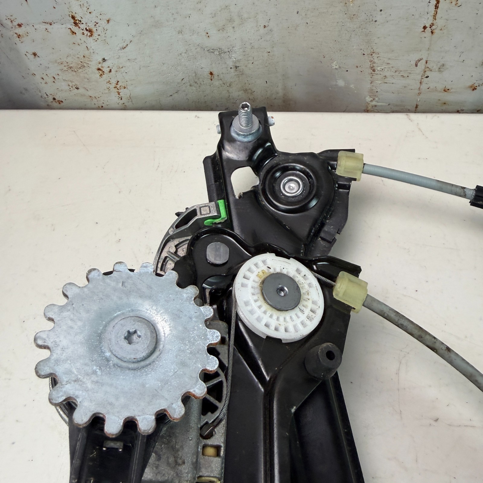 2017-2020 MASERATI LEVANTE FRONT LEFT SIDE DOOR WINDOW REGULATOR MOTOR 670104204