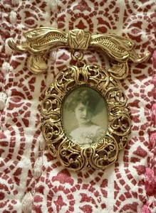 Vintage House Of Lloyd Gold tone Locket Brooch