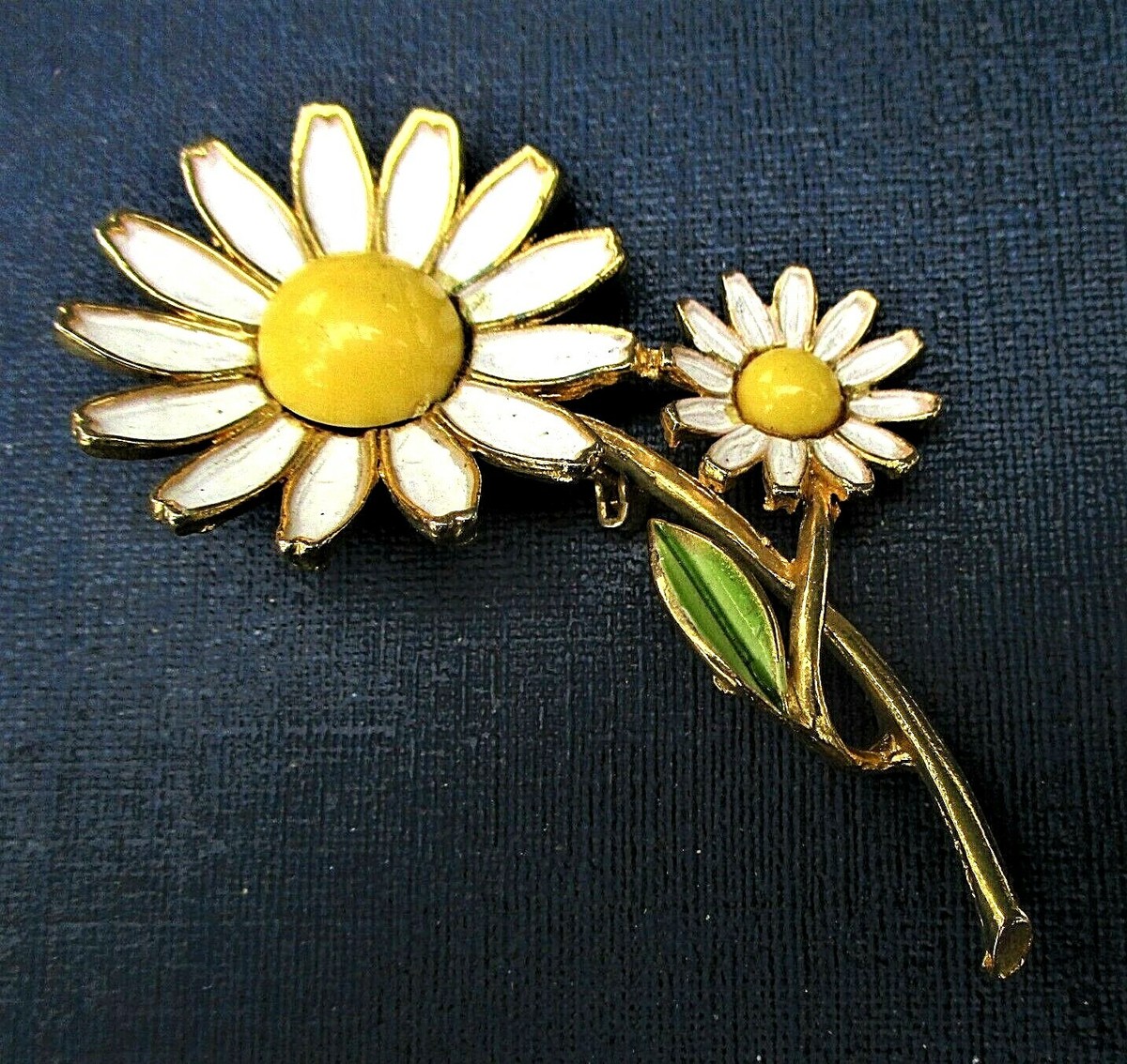 VINTAGE 1960'S LOVE CHILD DAISY PIN BY WEISS - NEW YORK View 4
