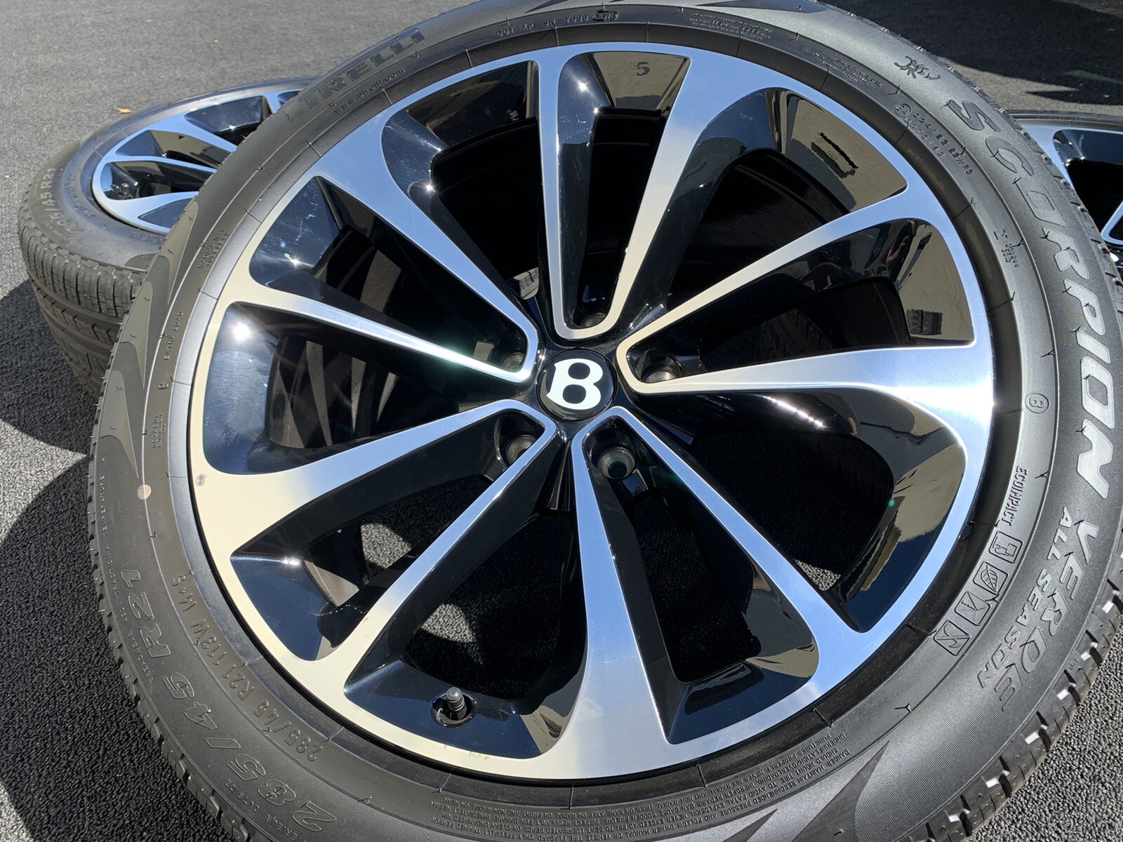 4 NEW GENUINE 21 INCH BENTLEY BENTAYGA  RIMS WHEELS TIRES PIRELLI  FACTORY