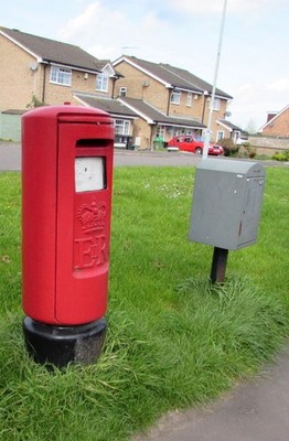 Photo 6x4 Queen Elizabeth II pillarbox and a Royal Mail drop box in Bridg c2017