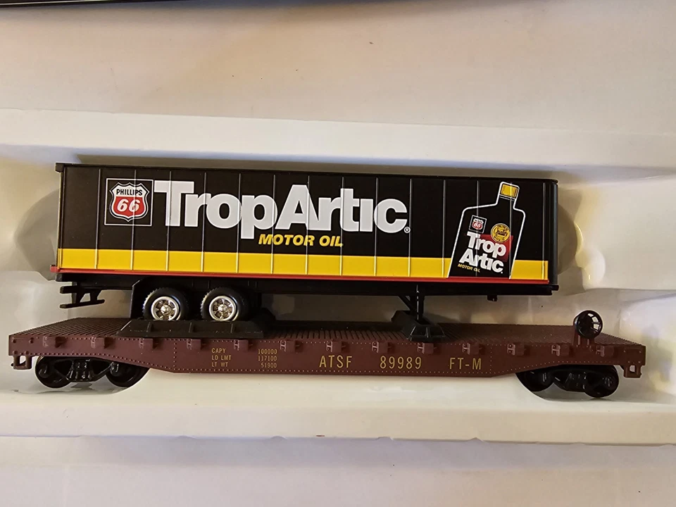 Model Power Train 98359 ATSF 89989 HO Flat Car w Phillips 66 Trop Artic Trailer  - Image 2 of 3