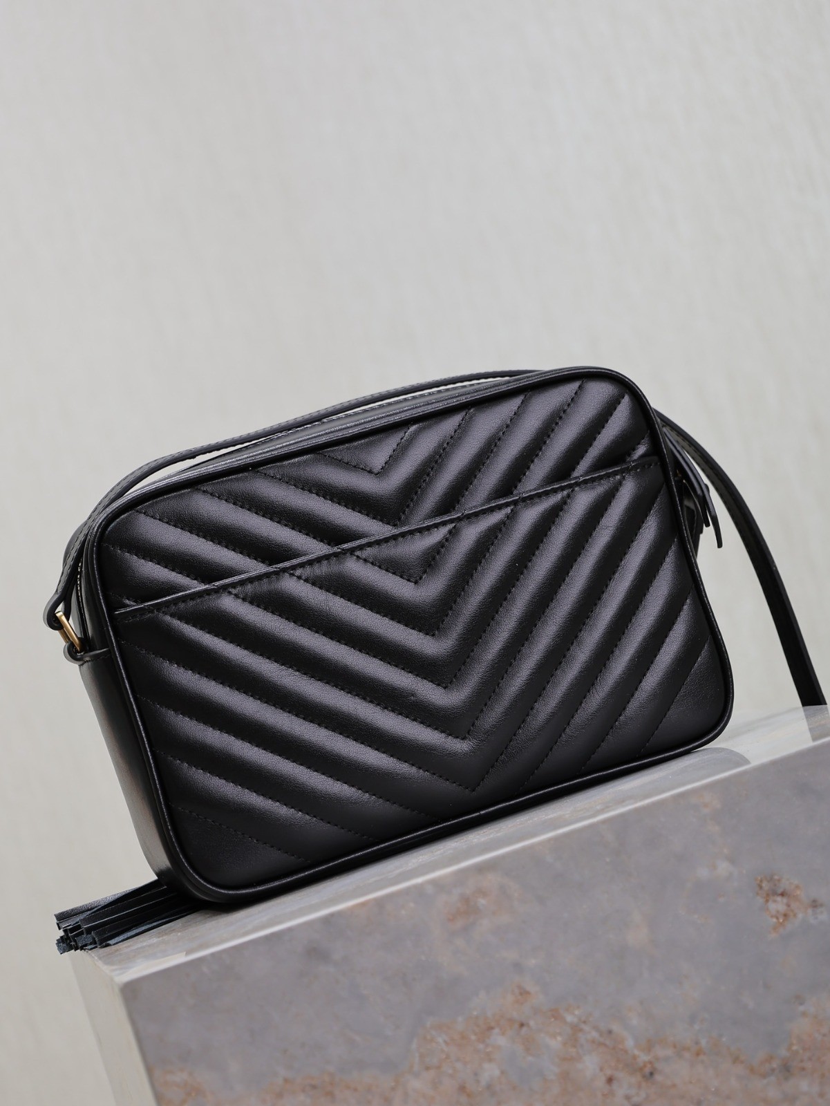 SAINT LAURENT Borsa media per fotocamera YSL nera Lou in pelle trapuntata