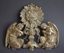 Décor religieux ancien en laiton repoussé avec deux anges vénérant un ostensoir