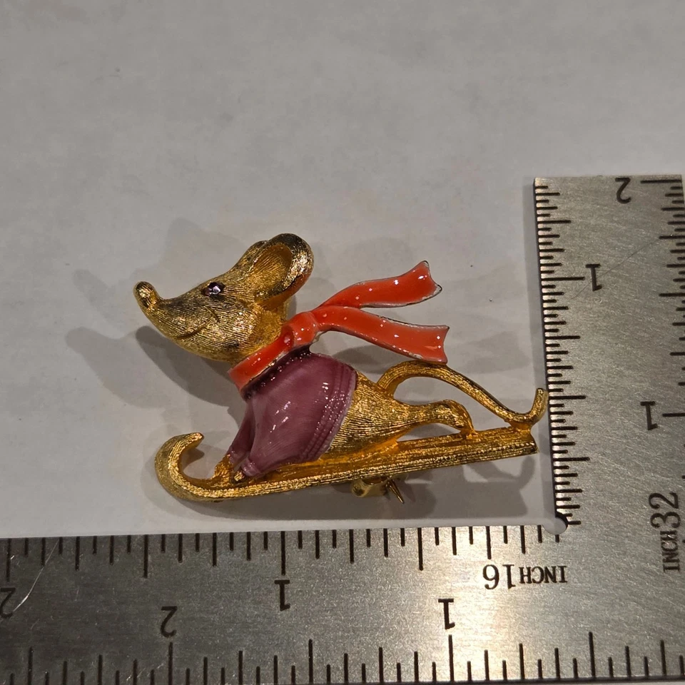 Ratón en trineo vintage tono dorado con suéter/bufanda esmalte broche/alfiler Navidad Foto 3 de 3