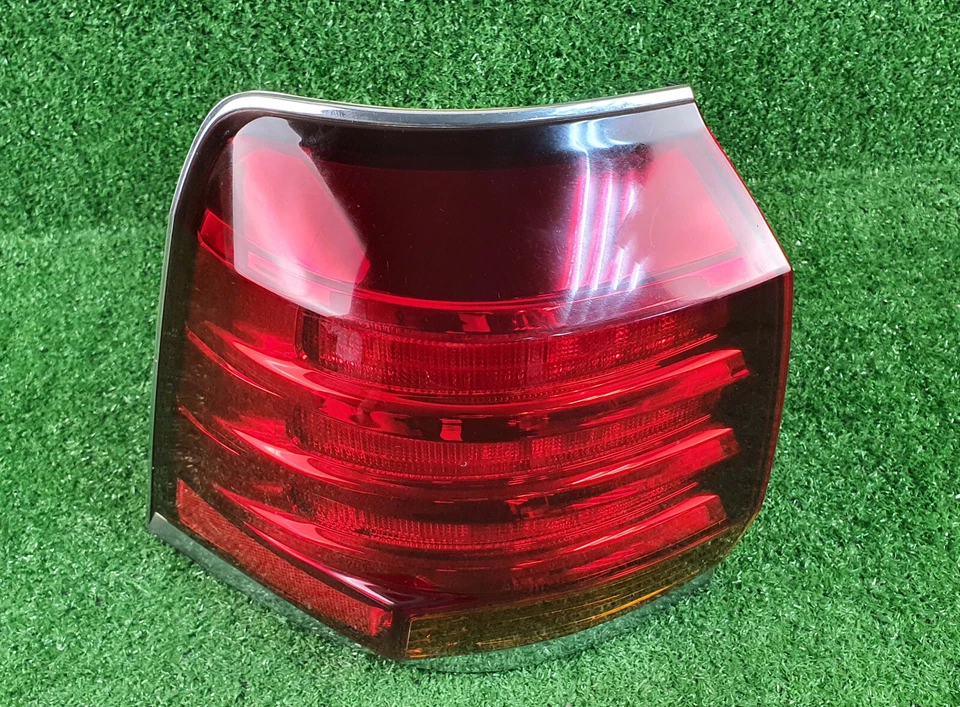 Оригинальный левый задний фонарь (со стороны водителя) для Lexus LX570 2008-2011 годов выпуска б/у - Изображение 3 из 4