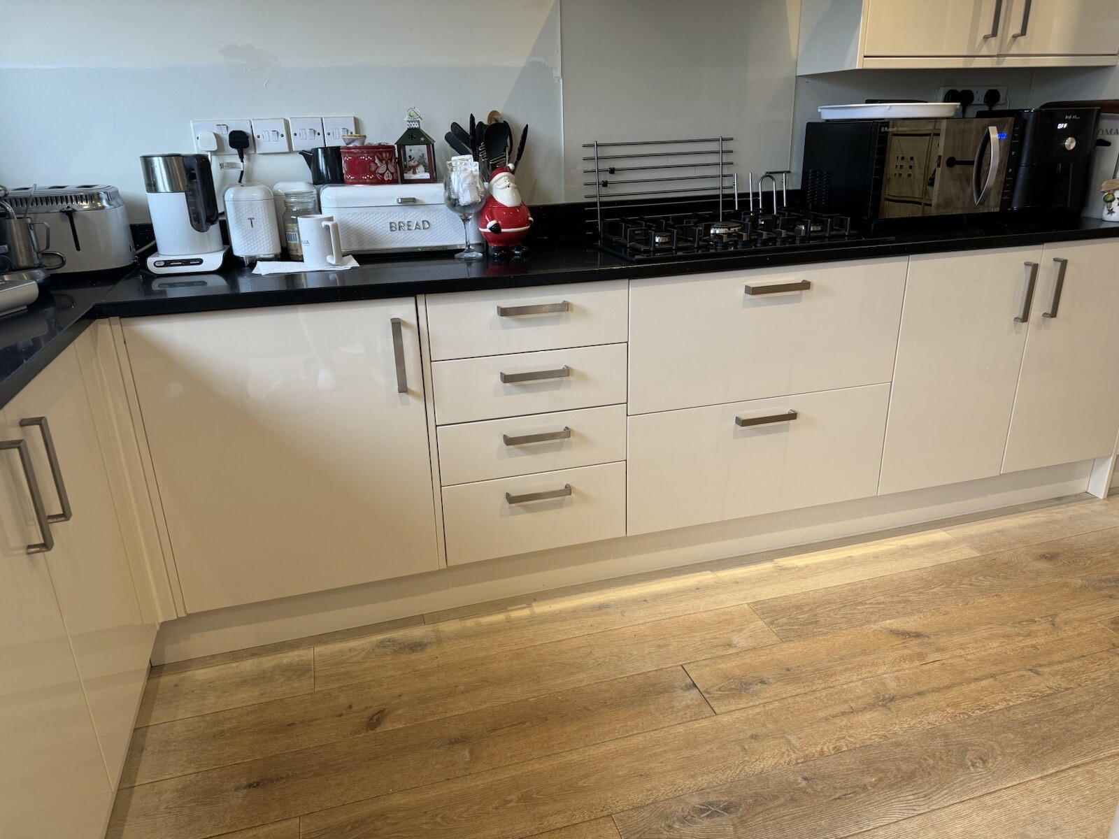 Howdens Glendevon ivory gloss kitchen L Shape with Nero Sparkle Quartz