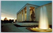 Postcard The Harry's Truman Library And Museum, Independence, Missouri Unposted
