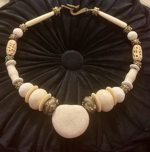 OFF WHITE Collana tribale intagliata in ottone grosso del 1800 avorio bianco sporco