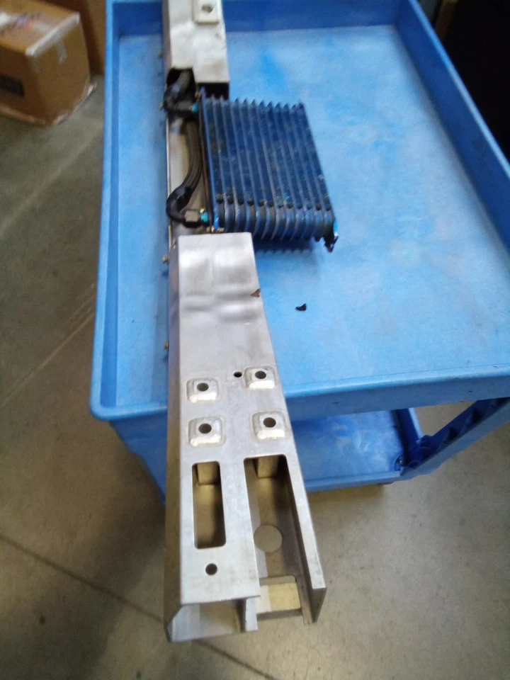 Barra de choque delantera de aluminio con enfriador de transmisión Nissan GT-R 2014 OEM R35 GTR Foto 4 de 4