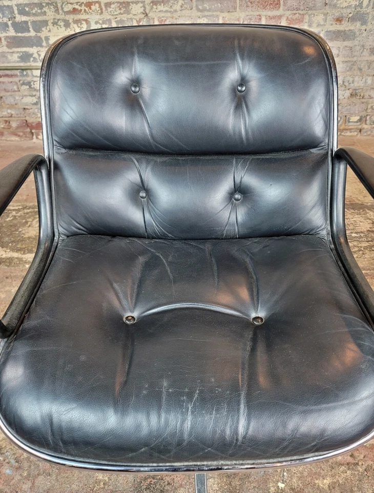 Sillas ejecutivas Charles Pollock para Knoll vintage de cuero negro de los años 60 - Un par Foto 3 de 4