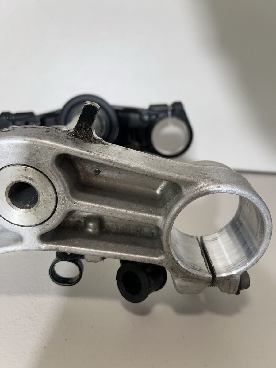 03 04 KAWASAKI NINJA ZX6R ZX636 FRONT FORKS CLAMP LOWER 03 04 KAWASAKI NINJA ZX6R ZX636 FRONT FORKS CLAMP LOWER