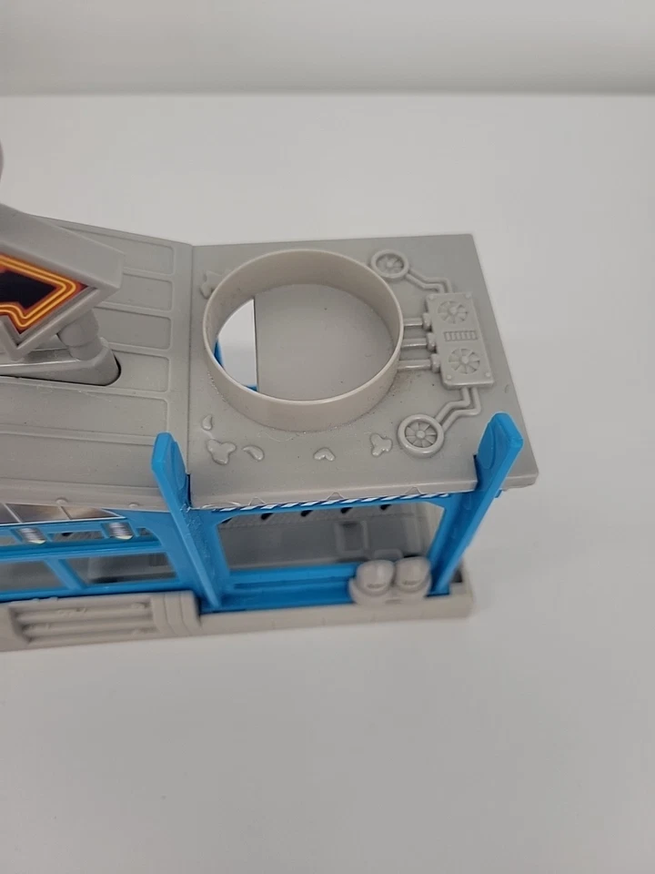 Matchbox Car Wash Playset 2012 With Figurines & Diecast Car New For Parts only - Image 2 of 4