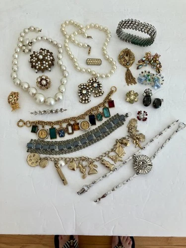 New ListingVintage Junk Drawer Costume Jewelry Lot Rhinestone Faux Pearls For Craft Repair