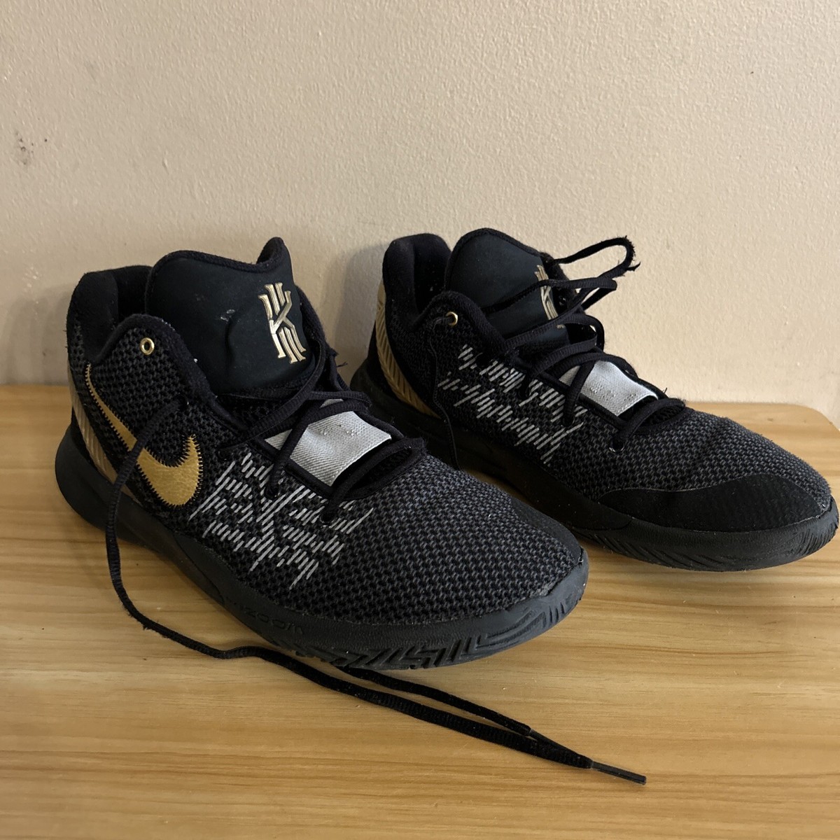シューズ(男性用) NIKE KYRIE FLYTRAP 2 EP US10 Nike Kyrie Flytrap 2 Black Gold Low Top Basketball Shoes
