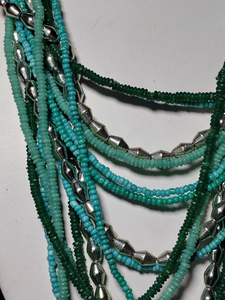 Collar Kenneth Cole MultiHebra Verde Turquesa Vidrio Cuentas Tono Plateado Foto 2 de 4