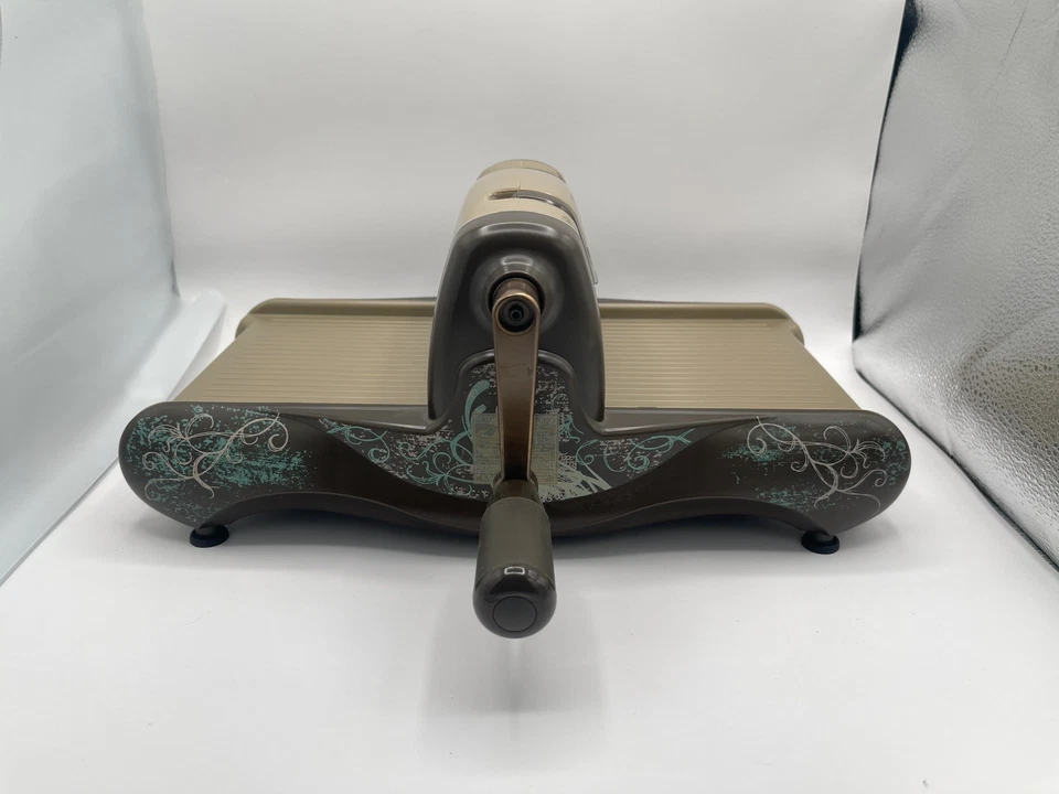Máquina de estampado troquelado Sizzix Vintaj Big Kick con troquel, placa base y más Foto 2 de 4