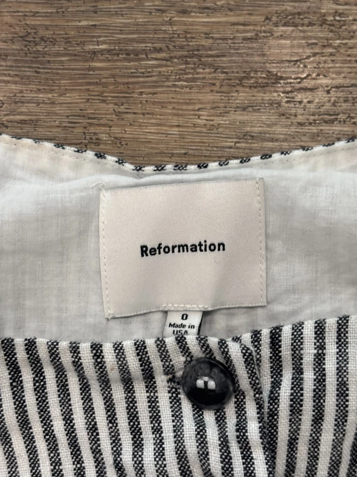 Mini mono a rayas de lino Reformation Addison para mujer 0 Foto 3 de 4