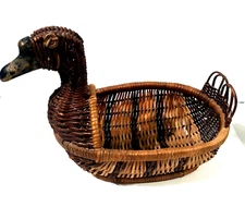 VTG Duck Shaped Brown Woven Wicker Storage/Display Basket 8"x5" Wooden Beak