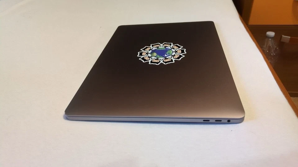 Apple MacBook Pro 16" (512GB SSD, Intel Core i7 9ª generazione, 2,60 GHz, 16GB) - Immagine 3 di 4