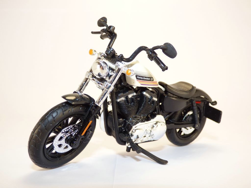 Moto Harley Davidson Quarante Huit spécial 2018 1/18 miniature de collection noire