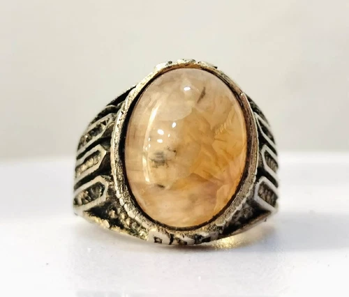 Sterling silver ring set with a luminous Yemeni agate stone featuring beige hues