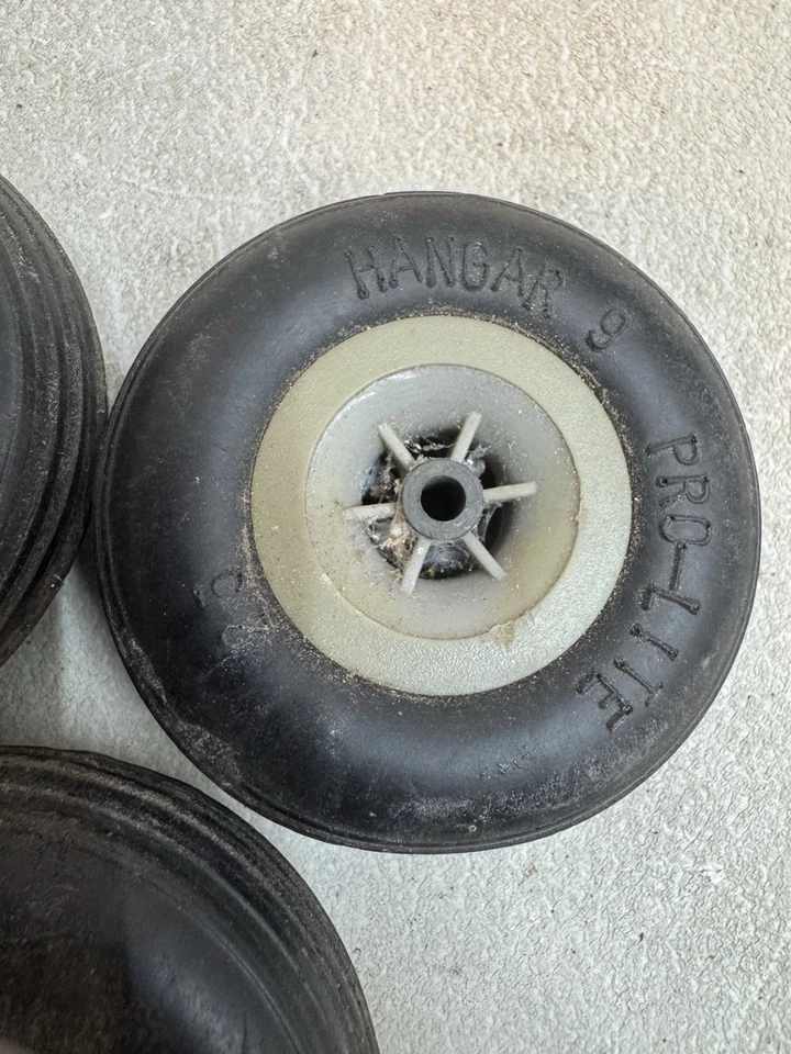 机库 9 轮胎套装如图所示 — 第 3/4 张图片