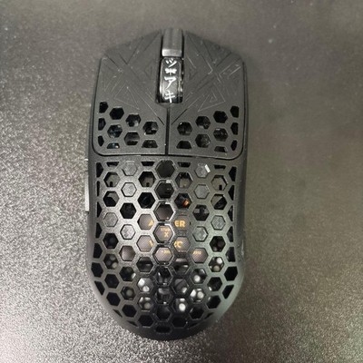 Arbiter Studio AKITSU Medium 40g Wireless Gaming Maus Schwarz Kohlefaser