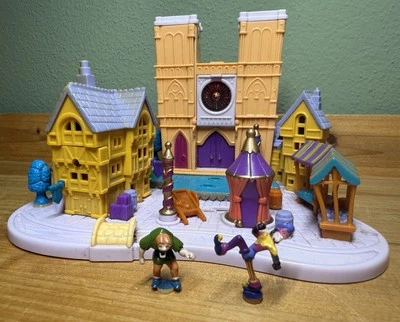 Polly Pocket 1995 - The Hunchback of Notre Dame Light-Up Festival Village - Bild 1 von 4